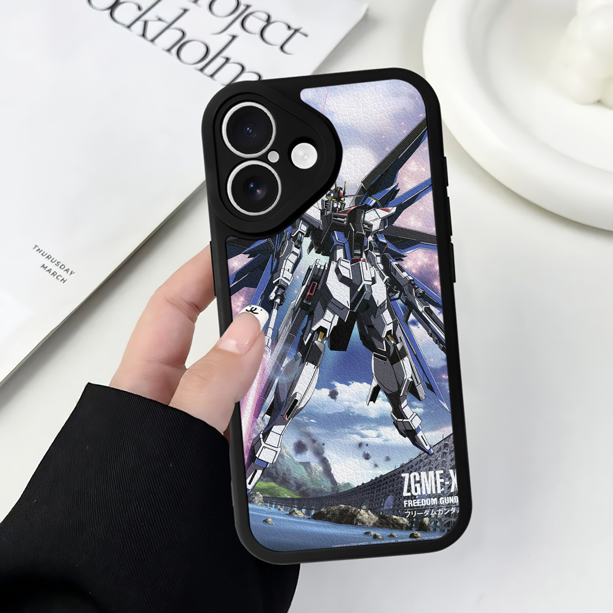 （画像用） 機動戦士ガンダム Mobile Suit Gundam 【iPhone 16シリーズ対応】シリコンスマホケース（レザー調） 材質：シリコン